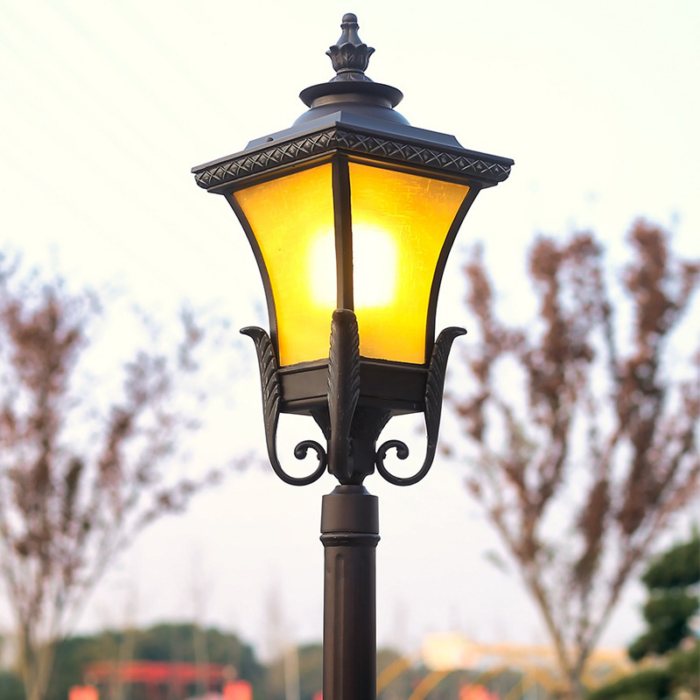 Lampadaire extérieur, style retro ancien, ht 240 cm, détail lampe
